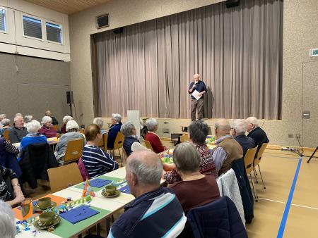 Bruno Flater begrüsst die Anwesenden