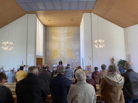 Pfarrer Appl am Altar - Vater unser Gebet