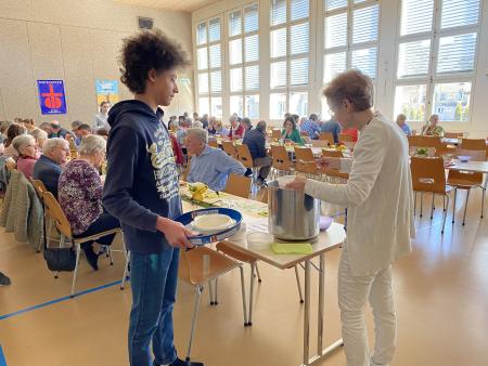 Jugendliche helfen fleissig mit