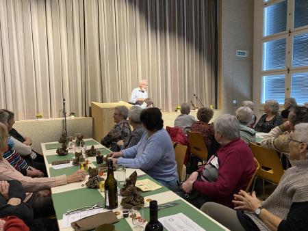 Bruno Flater begrüsst in der Traberturnhalle