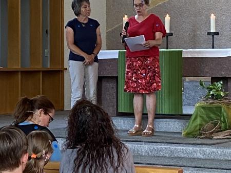 Mirjam Hug und Regine Imhof eröffnen die Feier