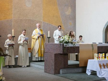 Seelsorger mit Minis