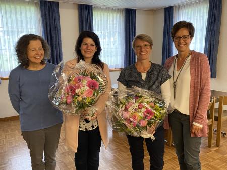 Die neue und die scheidende Katechetin flankiert von D. Albus und G. Brühwiler