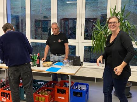 Getränke und Dessert zur Selbstbedienung