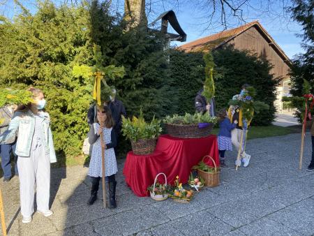 Besammlung vor der Kirche