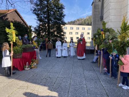 Zelebrant Walter Rieser mit Ministranten