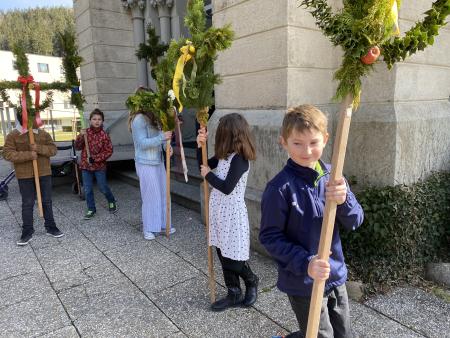 es benötigt Kraft zum Tragen der Palmenkreuze