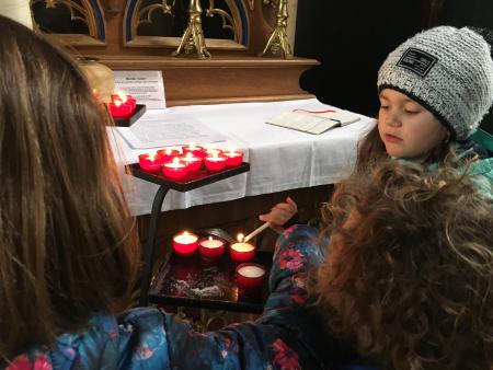 Konzentration beim Kerzenanzünden