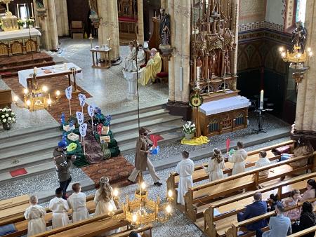 Verteilung der Erinnerungsstücke durch die Katechetin B. Dietschweiler
