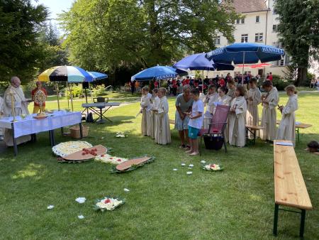 Verborgen - Fronleichnam im Rehaklinik-Park