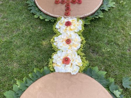 Blumenschmuck, Kelch mit Hostie