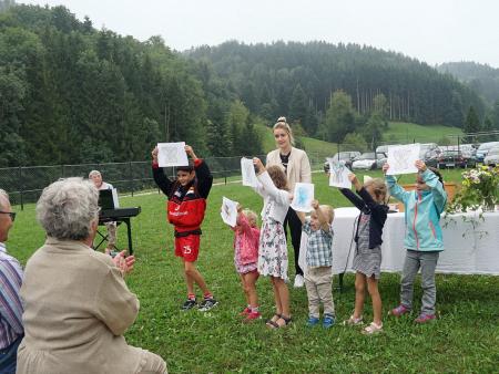 und zeigen sie stolz der Gemeinde