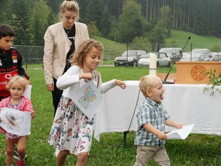 Kinder bringen ihre Zeichnungen