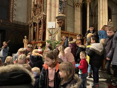 Kinder schmücken den Weihnachtsbaum