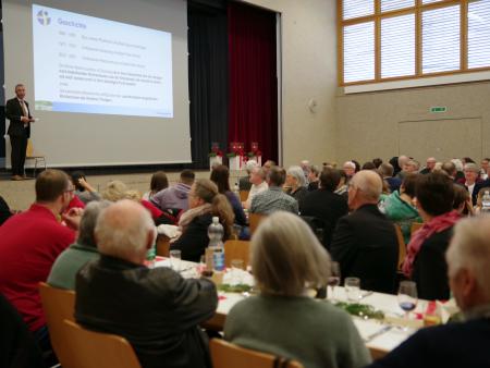 Kirchenpräsident führt durch den Festakt