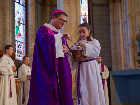 Altar und Kirche und Menschen  werden mit Weihwasser gesegnet