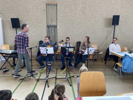 Musikeinlagen von Jugendlichen