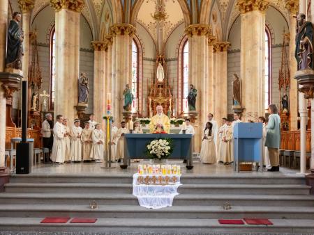 Um den Altar versammelt