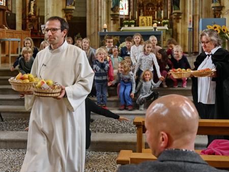 Erntedank-GD Simon Bachmann beim Auszug