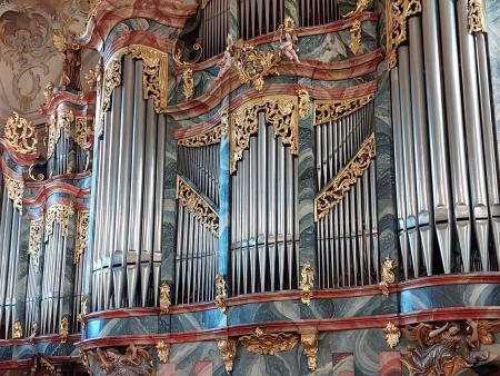 Prof. Karl Scheuber an der Orgel