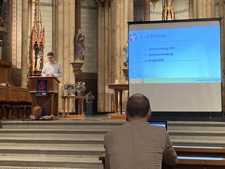 Verwalter M. Schär erläutert die Zahlen