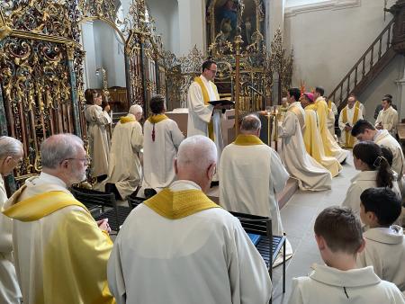 Knien während der Litanei