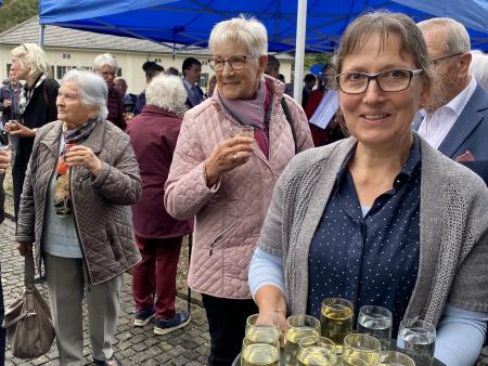 Anstossen auf die Priesterweihe