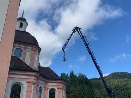 Dem Kirchendach entgegen