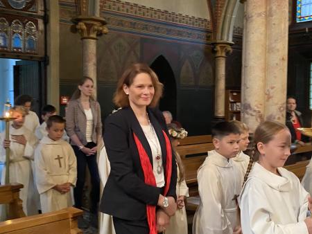 Kircheneinzug im Vordergrund Katechetin B. Dietschweiler