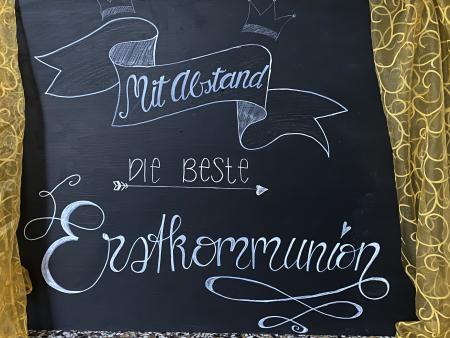 Tafel im Eingang der Kirche