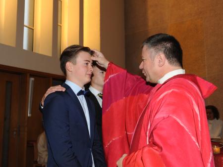 Salbung mit dem Chrisamöl