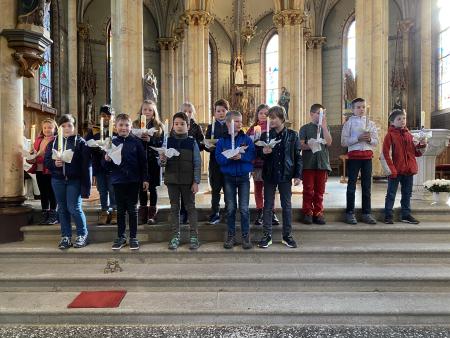 mit Taufkerze in der Hand