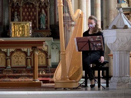 Marika Riedl an der Harfe