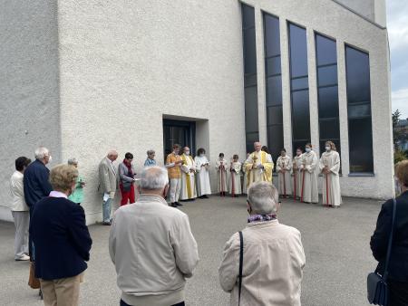 Segenspendung und Verabschiedung vor der Kirche