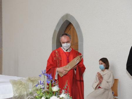 Generalvikar M. Thürig erhält ein Geschenk