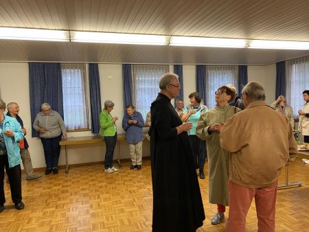 Pater Gregor unter den Gratulanten