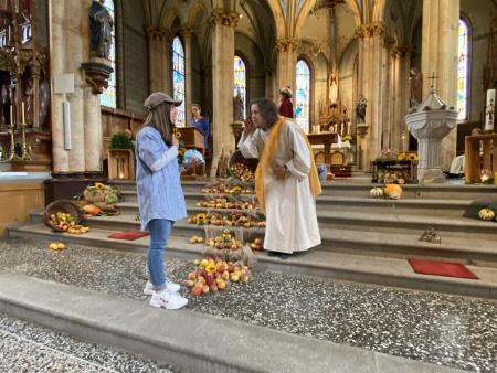 Bauer zeigt dem Türhüter den kostbaren Apfel