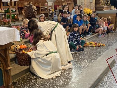 Minis legen Äpfel in den Korb.