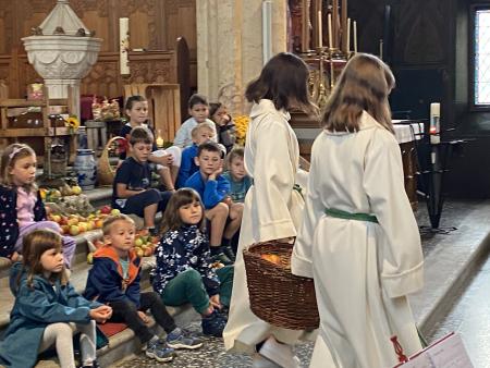 und verteilen sie an die Kirchenbürger