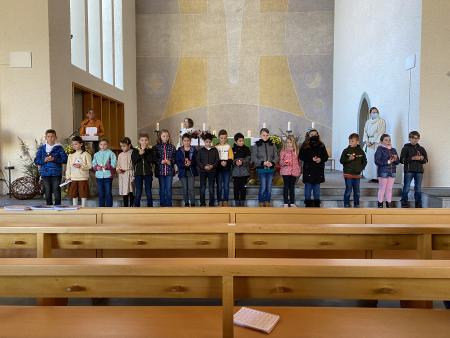 Die Kinder erhalten eine Kerze.