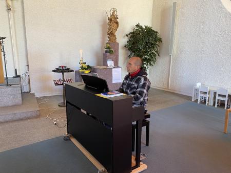 Organist Peter Baumann