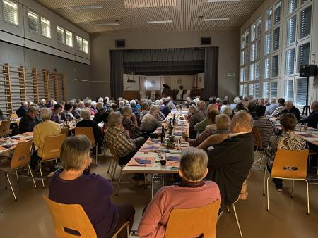 Ein Einbrecher schleicht unter den Blicken des Publikums über die Bühne