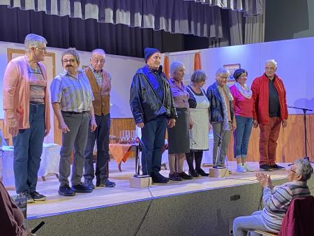 Schauspielende mit zufriedener Souffleuse