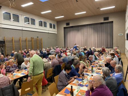 Feine Apfelwähe rundet den Nachmittag kulinarisch ab.