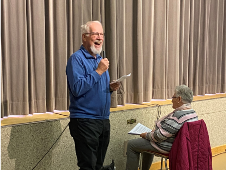 Bruno Flater, Vorstand Seniorenkreis, begrüsst das zahlreiche Publikum.