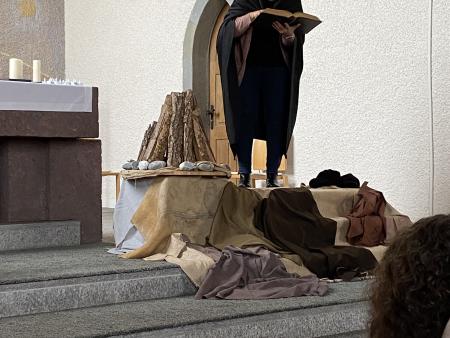 Alter Mann sucht im Buch nach einer Lösung