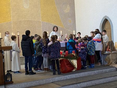 Kinderschar um den Altar versammelt