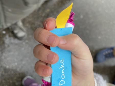 Kleine Bhaltis werden an die Kinder verteilt.