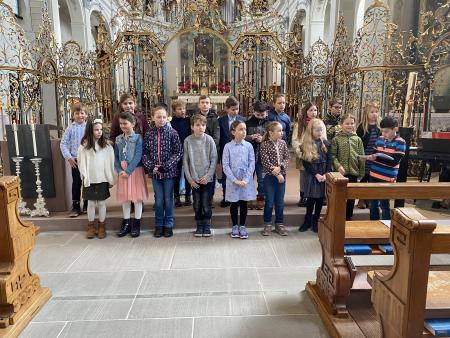 Mit lauter Stimme wird ein Lied vorgetragen.