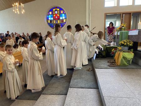 Minis stellen ihre Kerzen auf die Altarstufe